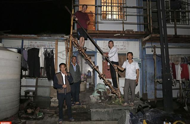 實(shí)拍農(nóng)民工集裝箱夫妻房，18平集裝箱能住5人，價(jià)格低心滿意足！