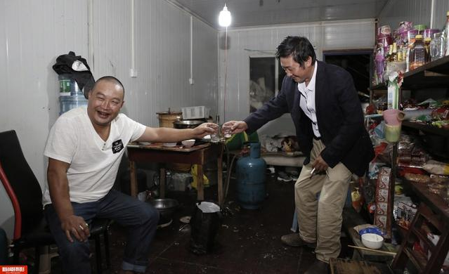 實(shí)拍農(nóng)民工集裝箱夫妻房，18平集裝箱能住5人，價(jià)格低心滿意足！