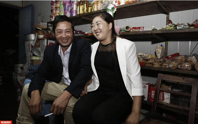 實(shí)拍農(nóng)民工集裝箱夫妻房，18平集裝箱能住5人，價(jià)格低心滿意足！