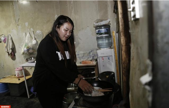 實拍農(nóng)民工集裝箱夫妻房，18平集裝箱能住5人，價格低心滿意足！
